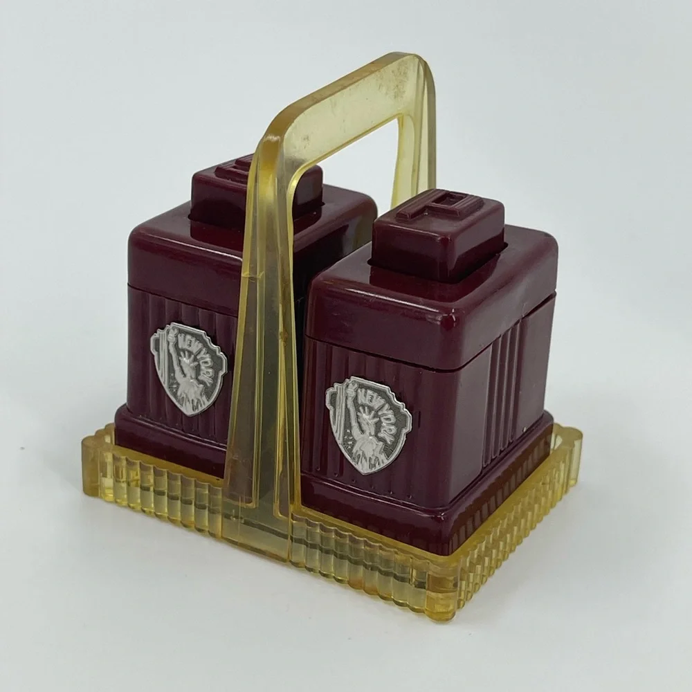 Carvanite NY Statue of Liberty Plastic Salt & Pepper‎ Shaker Set 1950's Vintage